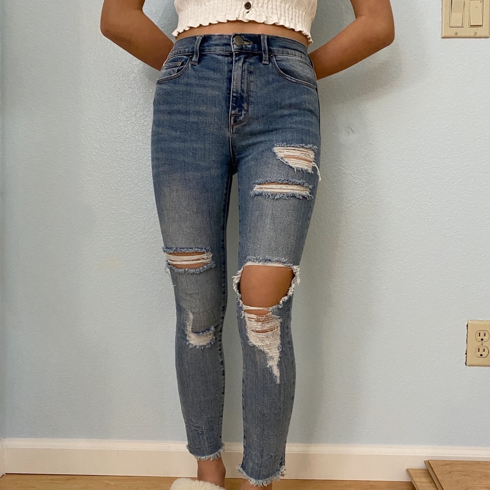 URBAN OUTFITTERS RIPPED JEANS
